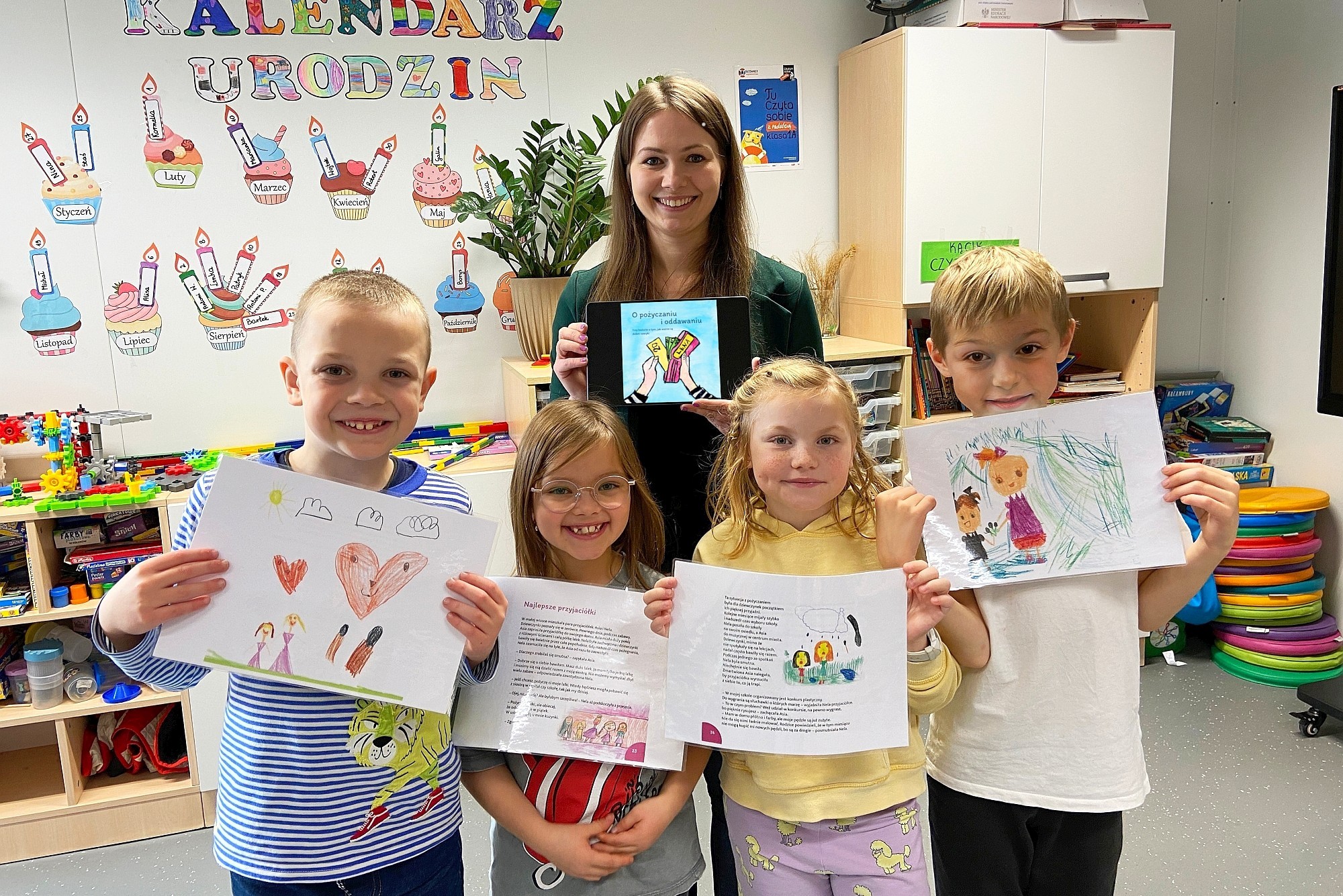 Anton, Hania, Nina, Staś i pani Paulina Wróbel z klasy 1A w Szkole Podstawowej Specto we Wrocławiu. Fot. fundacja Ogólnopolski Operator Oświaty